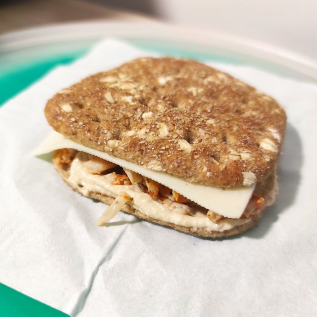 Sándwich de pollo con hummus Sándwich de pollo con hummus