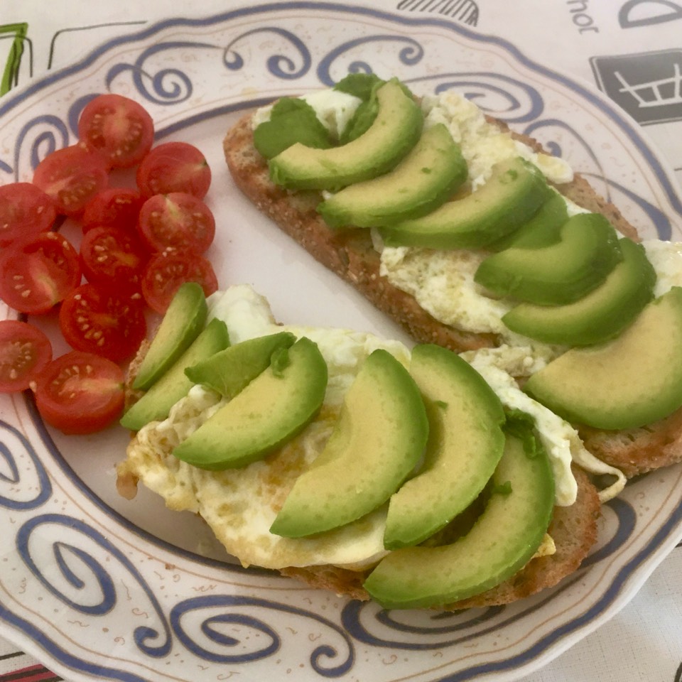 Tostada de aguacate y huevo a la plancha 