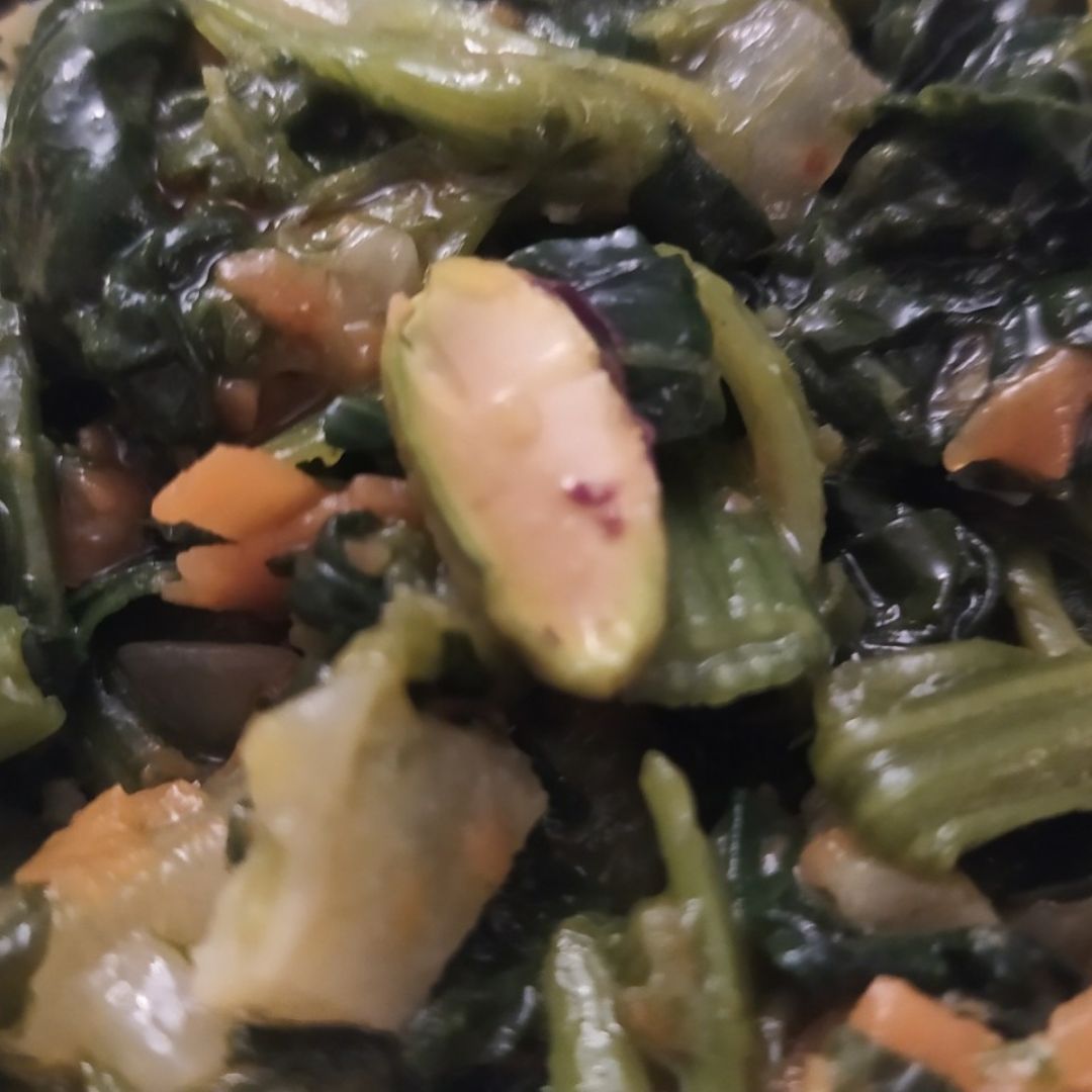 Espinacas con zanahoria, cebolla, pera y pistachos Espinacas con zanahoria, cebolla, pera y pistachos
