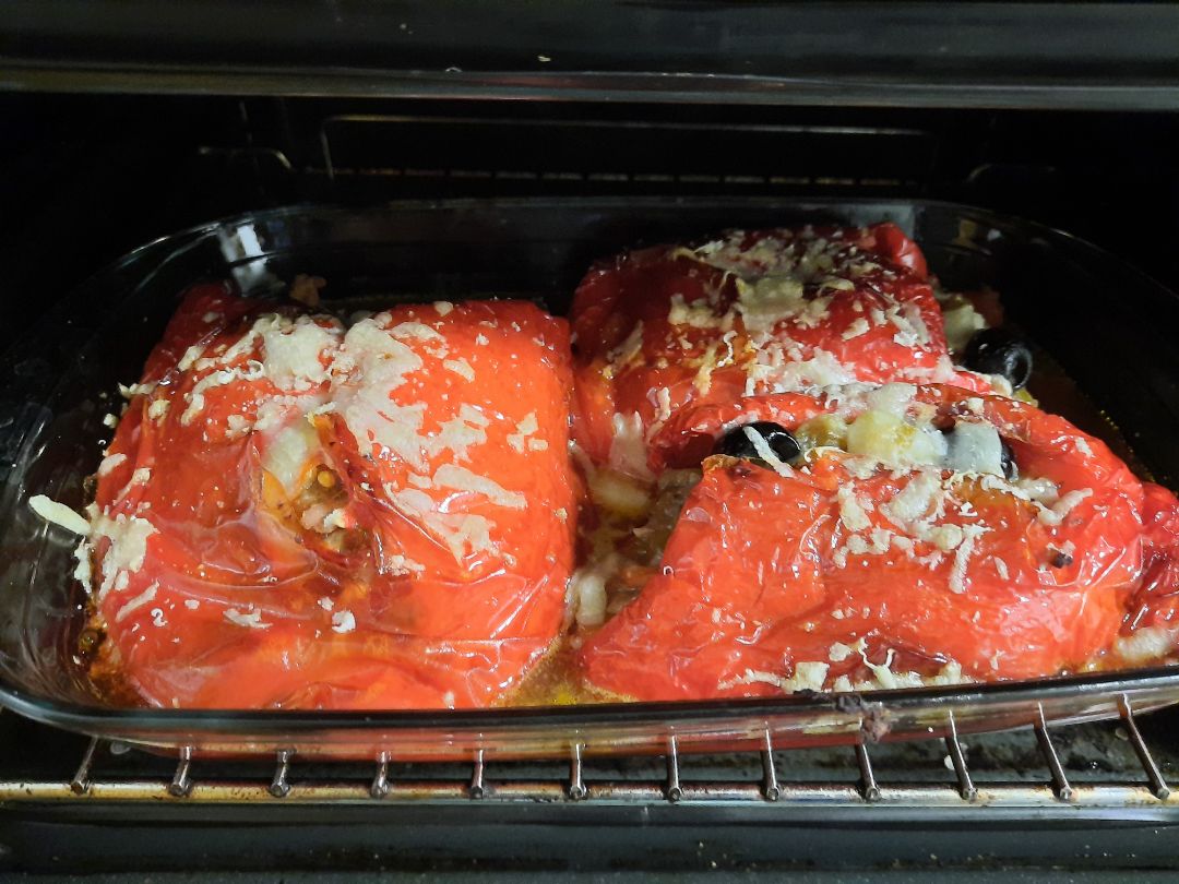 Pimiento rojo relleno de verdura y pollo Pimiento rojo relleno de verdura y pollo
