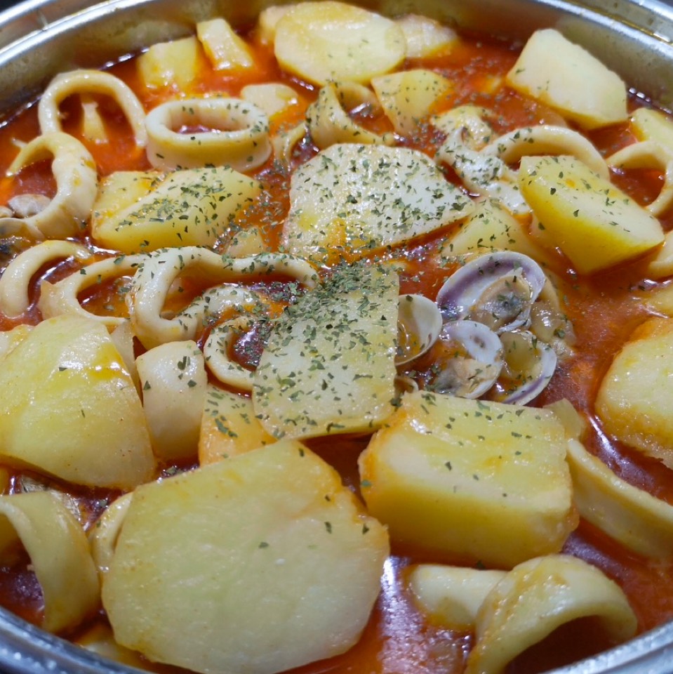 Estofado de patatas, calamares y almejas Estofado de patatas, calamares y almejas