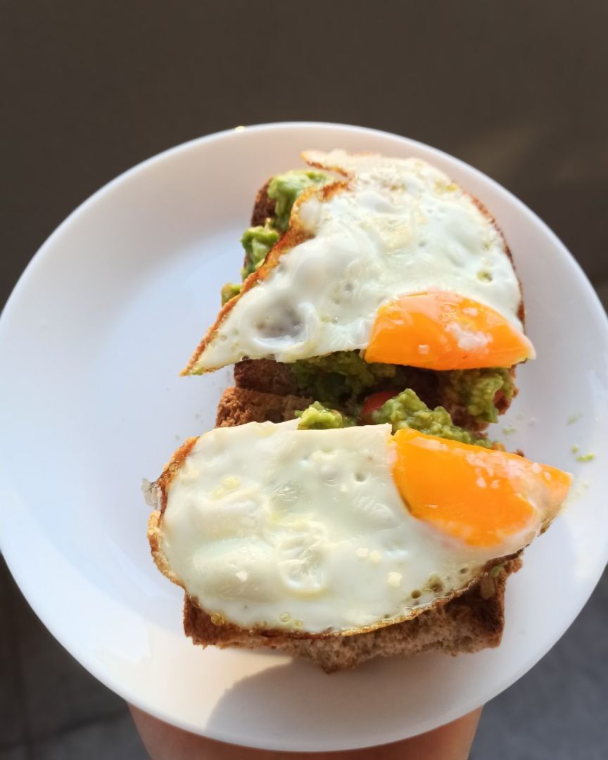 Tostadas de aguacate, tomate y huevo