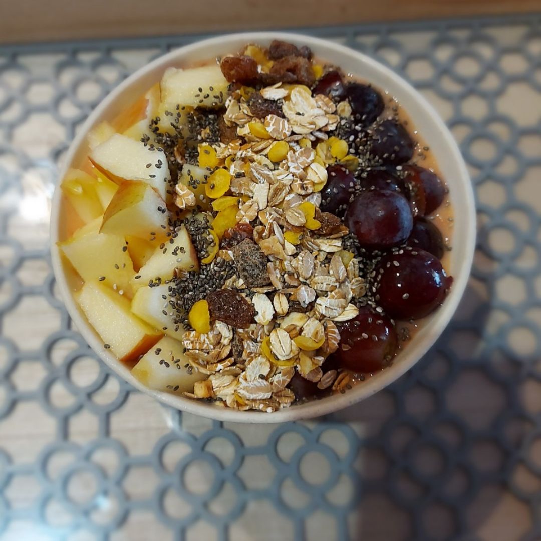 Smothie bowl de piña, mango, frambuesas y plátano 