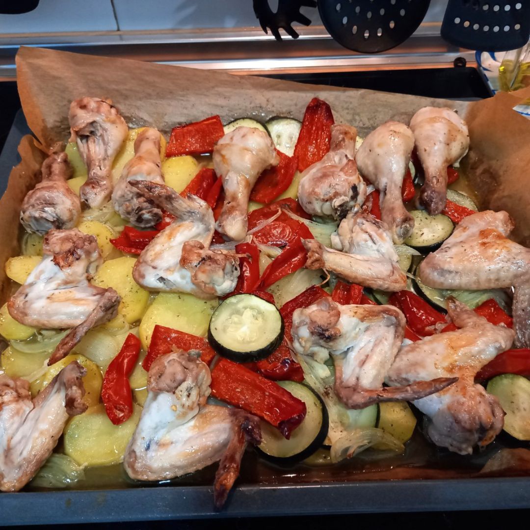 Pollo al horno con patatas y verduraa Pollo al horno con patatas y verduraa