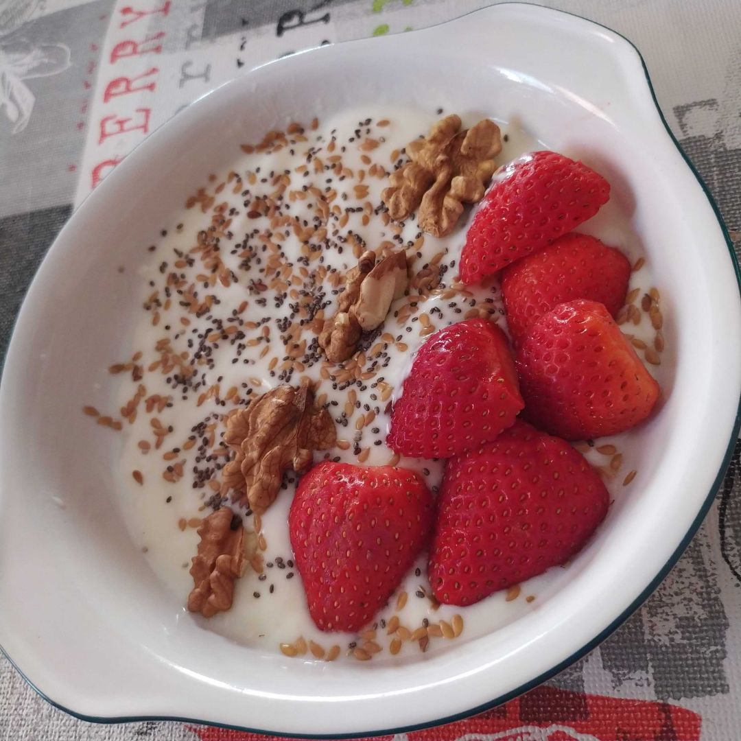 Yogur natural con fresas, nueces y semillas. Yogur natural con fresas, nueces y semillas.