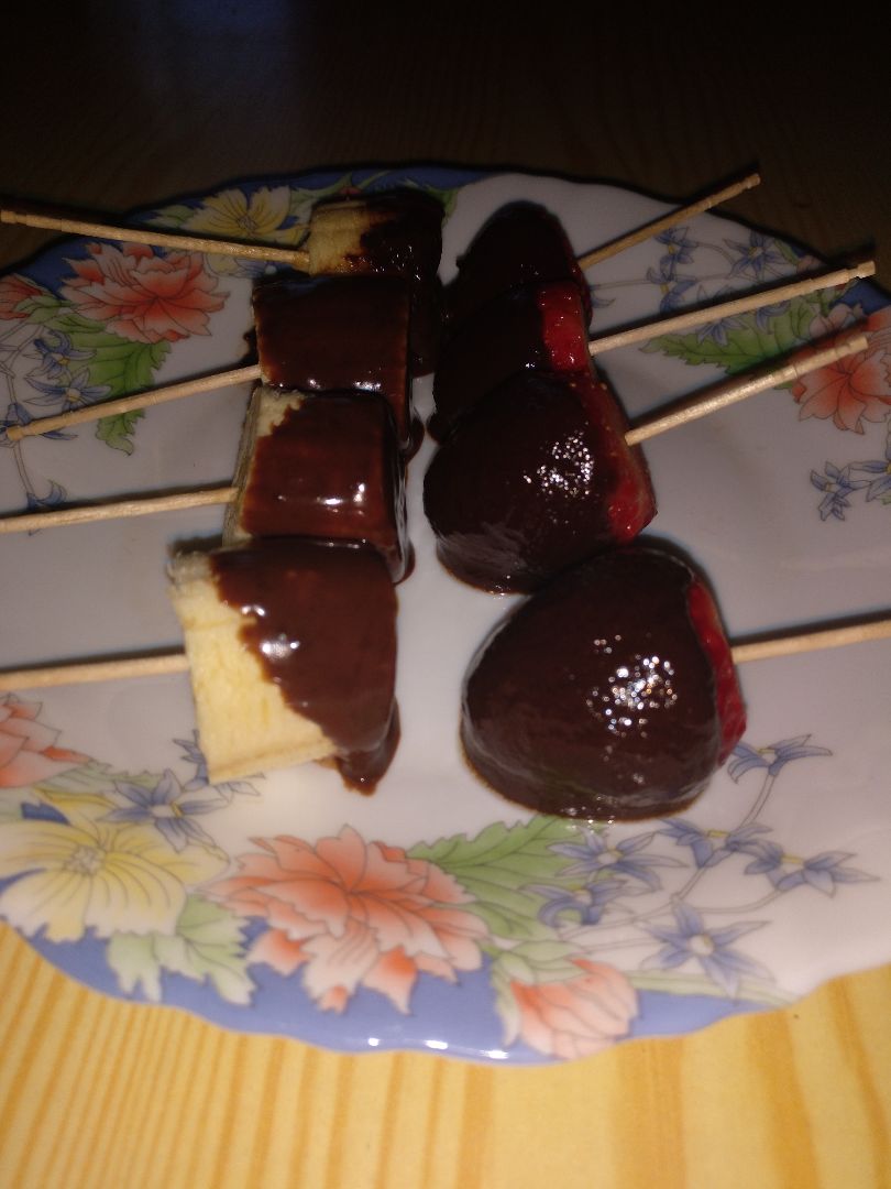 Brochetas de plátano y fresas achocolatados Brochetas de plátano y fresas achocolatados