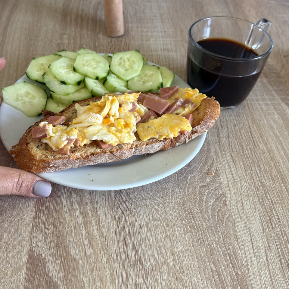 Tostadas con revuelto de huevo