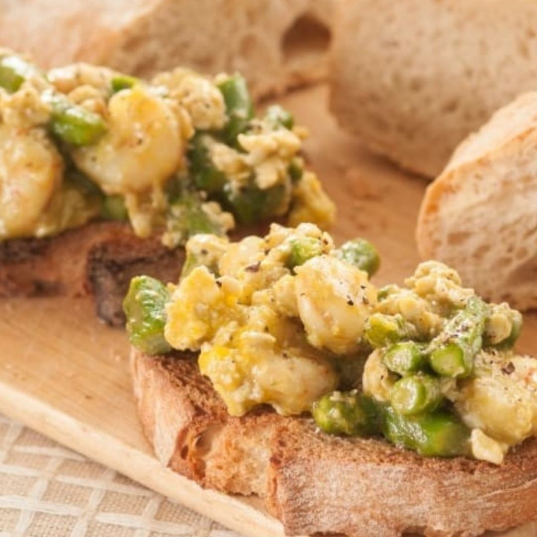 Huevos revueltos con espárragos y gambas Huevos revueltos con espárragos y gambas