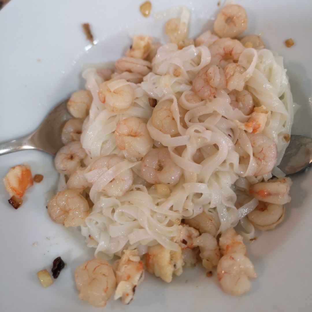 Noodles de arroz picantes con gambitas