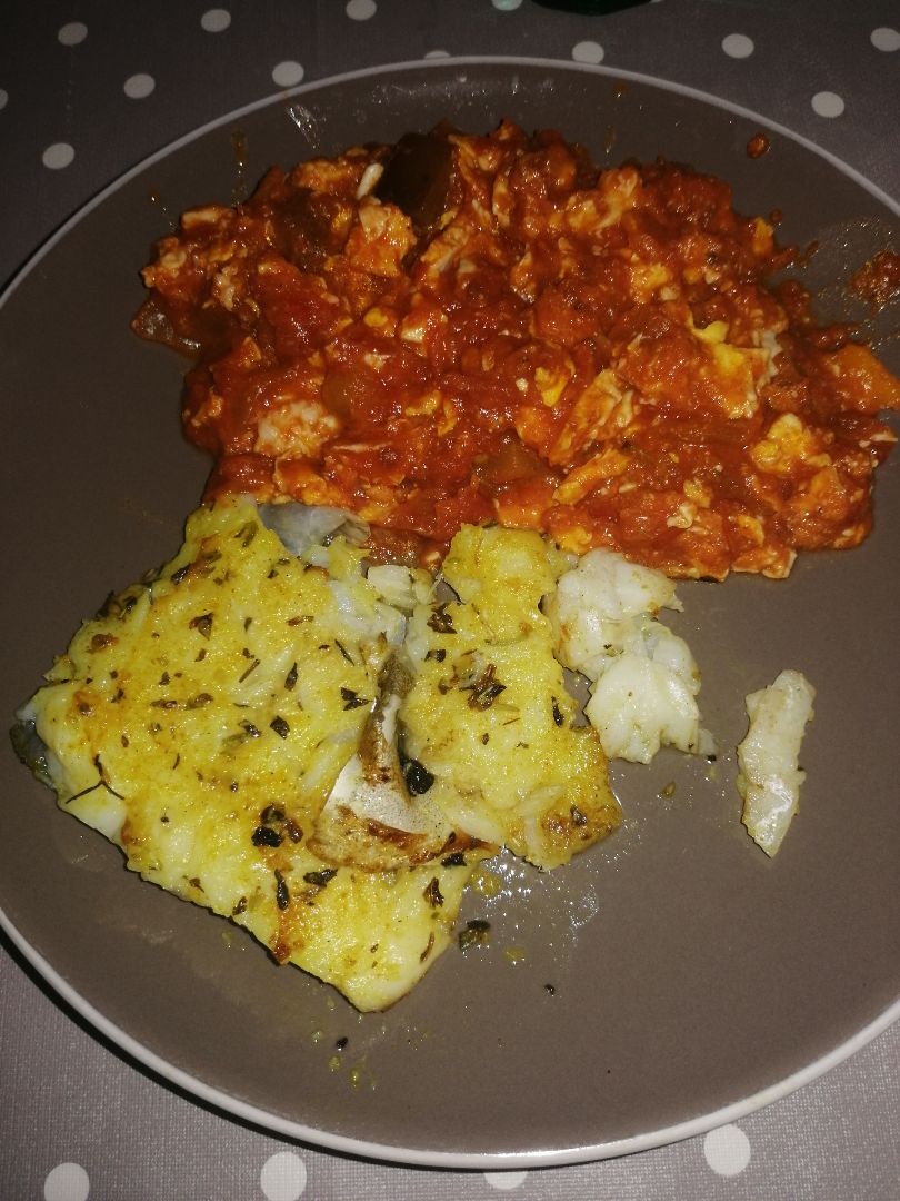 Bacalao con pisto y revuelto de 1 huevo 🐟🥚 Bacalao con pisto y revuelto de 1 huevo 🐟🥚