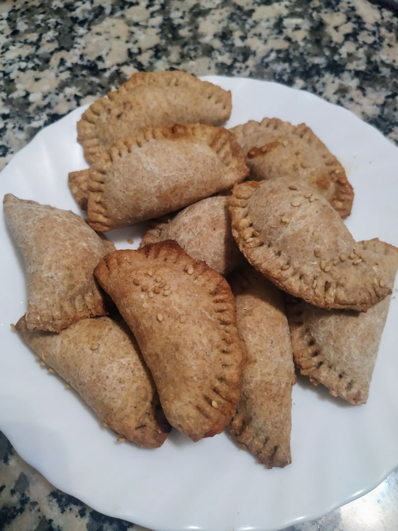 Empanadillas integrales rellenas de atún y tomate. Empanadillas integrales rellenas de atún y tomate.