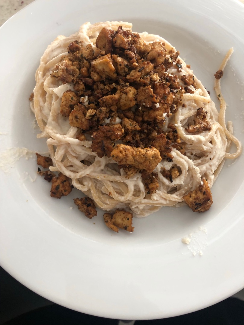 Pasta con crujiente de chorizo vegano y salsa de ajo