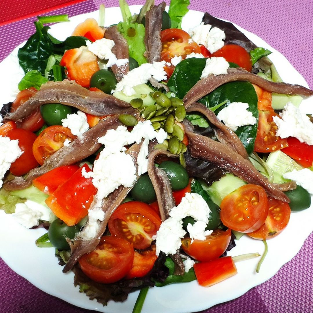 Ensalada con anchoas y queso fresco de cabra Ensalada con anchoas y queso fresco de cabra