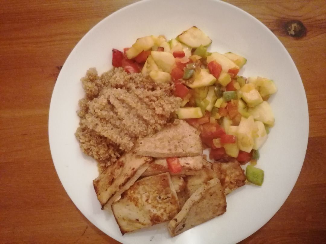 Salteado de quinoa, tofu y verduras con soja Salteado de quinoa, tofu y verduras con soja