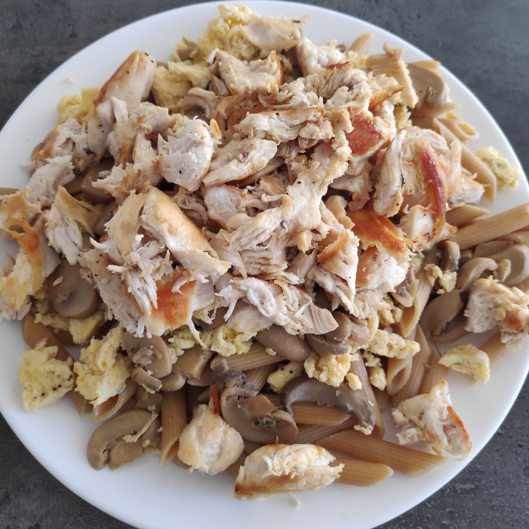Pollo con pasta y revuelto de champiñones Pollo con pasta y revuelto de champiñones