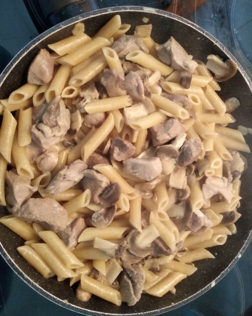 Pasta con pavo y champiñones Pasta con pavo y champiñones