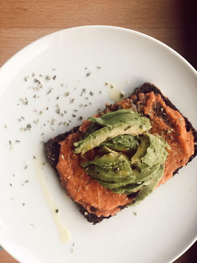 Tostada con tomate rallado y aguacate Tostada con tomate rallado y aguacate