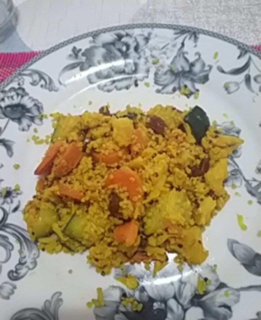 Quinoa, verduras y curcuma Quinoa, verduras y curcuma