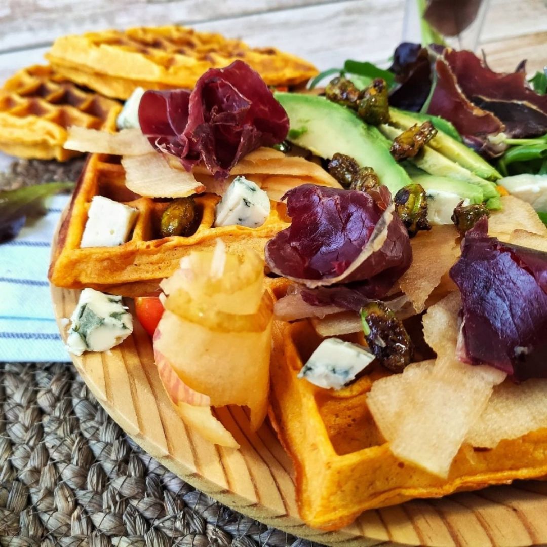 Gofres de boniato, ensalada de cecina, manzana y pistachos al curry Gofres de boniato, ensalada de cecina, manzana y pistachos al curry