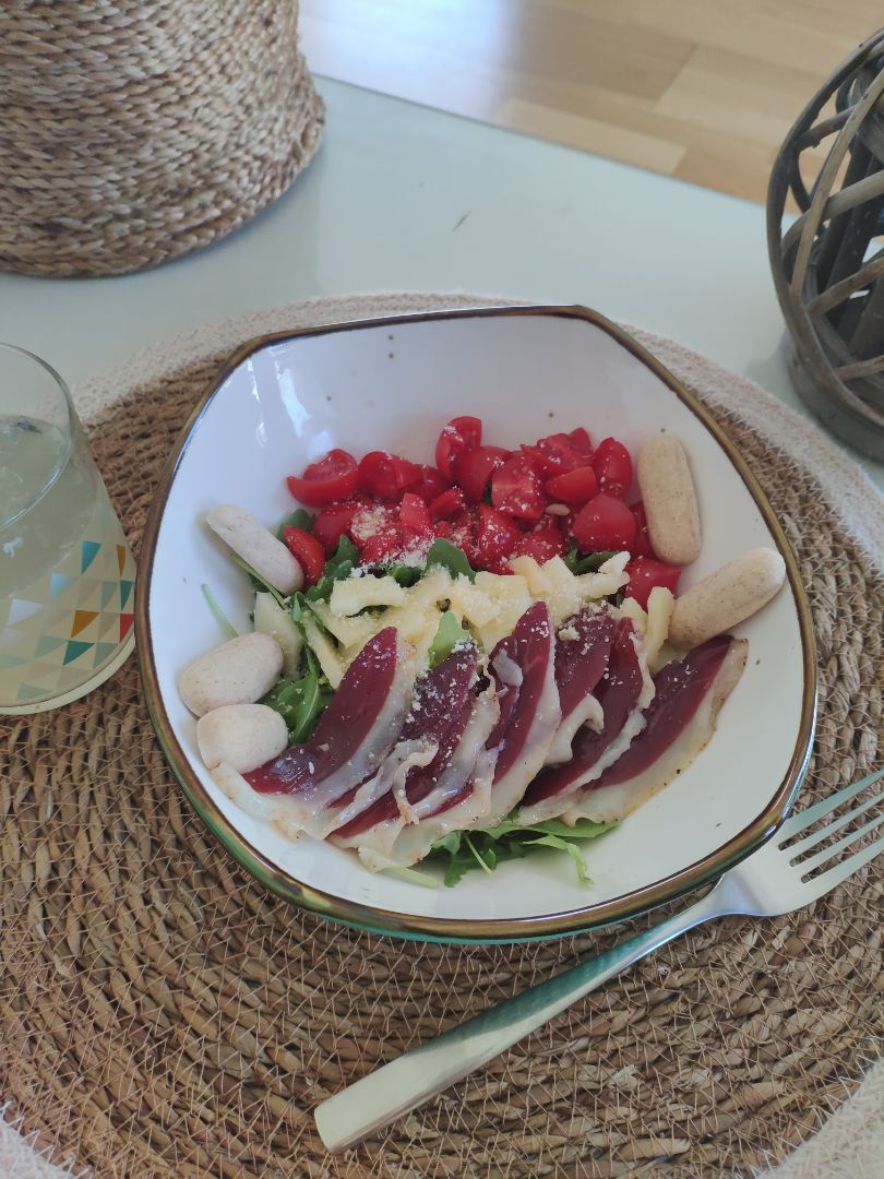 Ensalada tricolor con jamon de pato. Ensalada tricolor con jamon de pato.