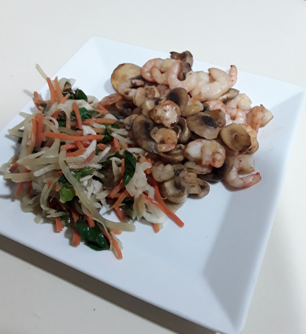 Verduras juliana acompañadas con gambas y champiñones Verduras juliana acompañadas con gambas y champiñones