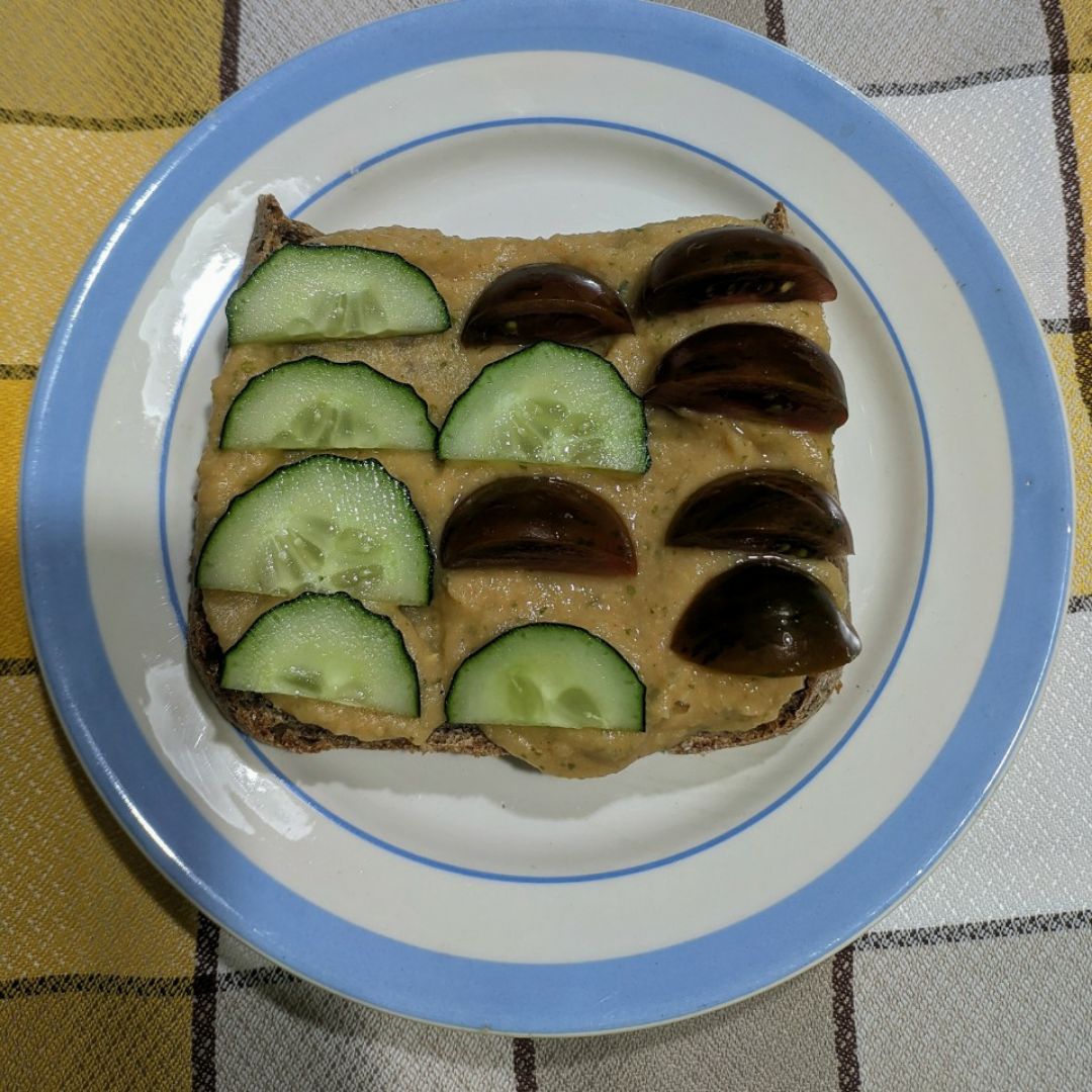 Tostada de pan integral de espelta casero con hummus, tomate y pepino Tostada de pan integral de espelta casero con hummus, tomate y pepino