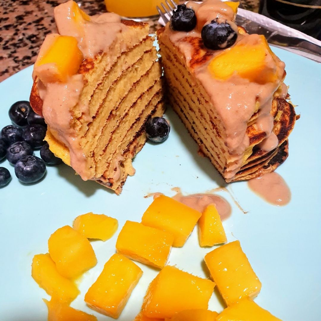 Tortitas de Mango 🥭 con toppings: Mango, arándanos y sirope de Crema Cacahuete Tortitas de Mango 🥭 con toppings: Mango, arándanos y sirope de Crema Cacahuete