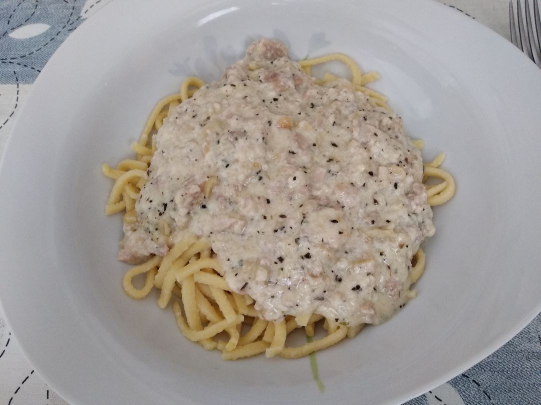 Pasta al huevo con salsa de queso