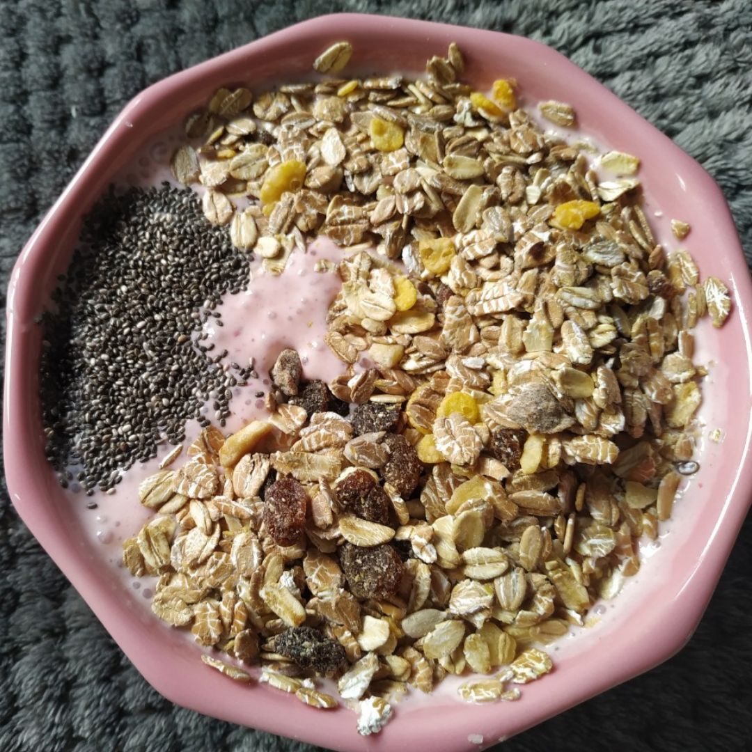Batido de fresas y yogur con avena y chía. Batido de fresas y yogur con avena y chía.