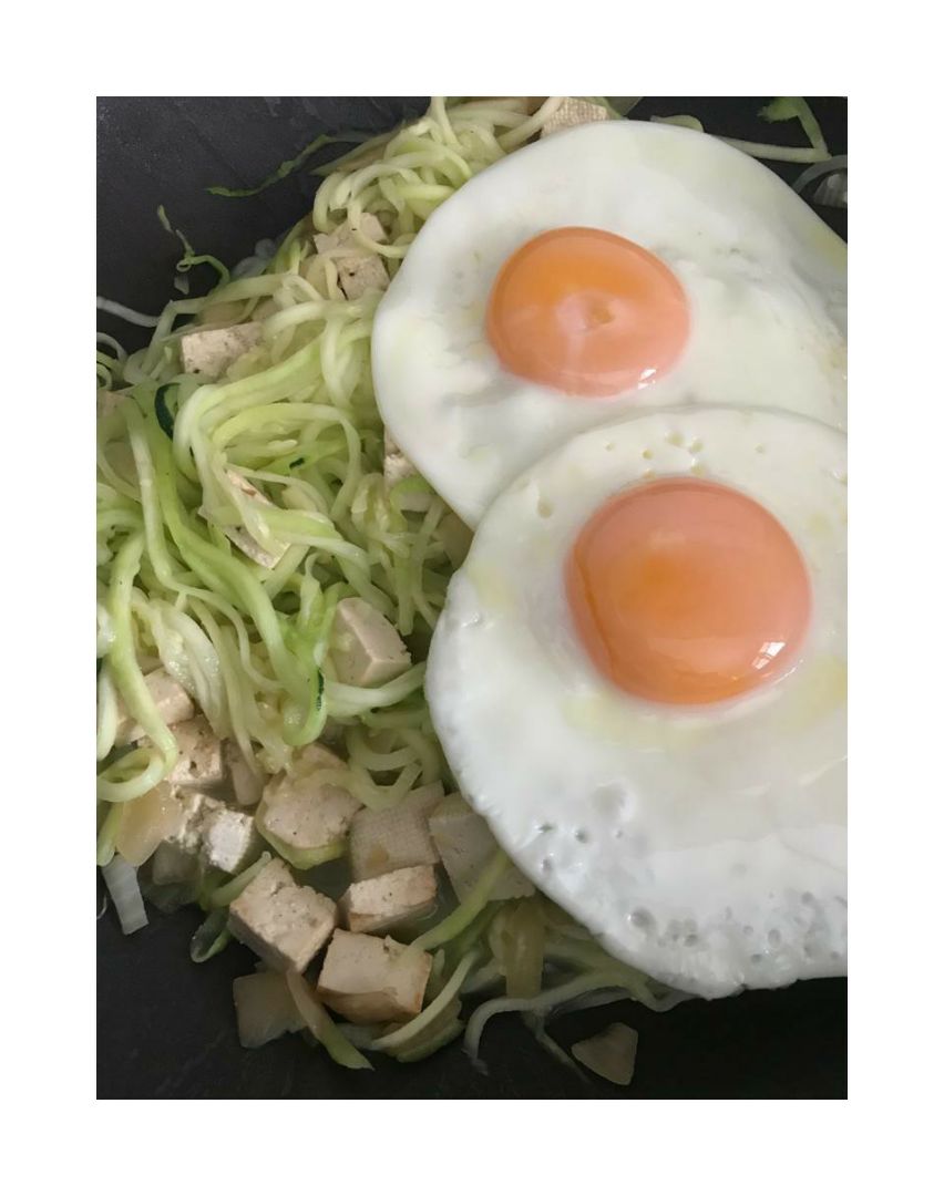 Espaguetis de calabacín con tofu y huevo a la plancha 