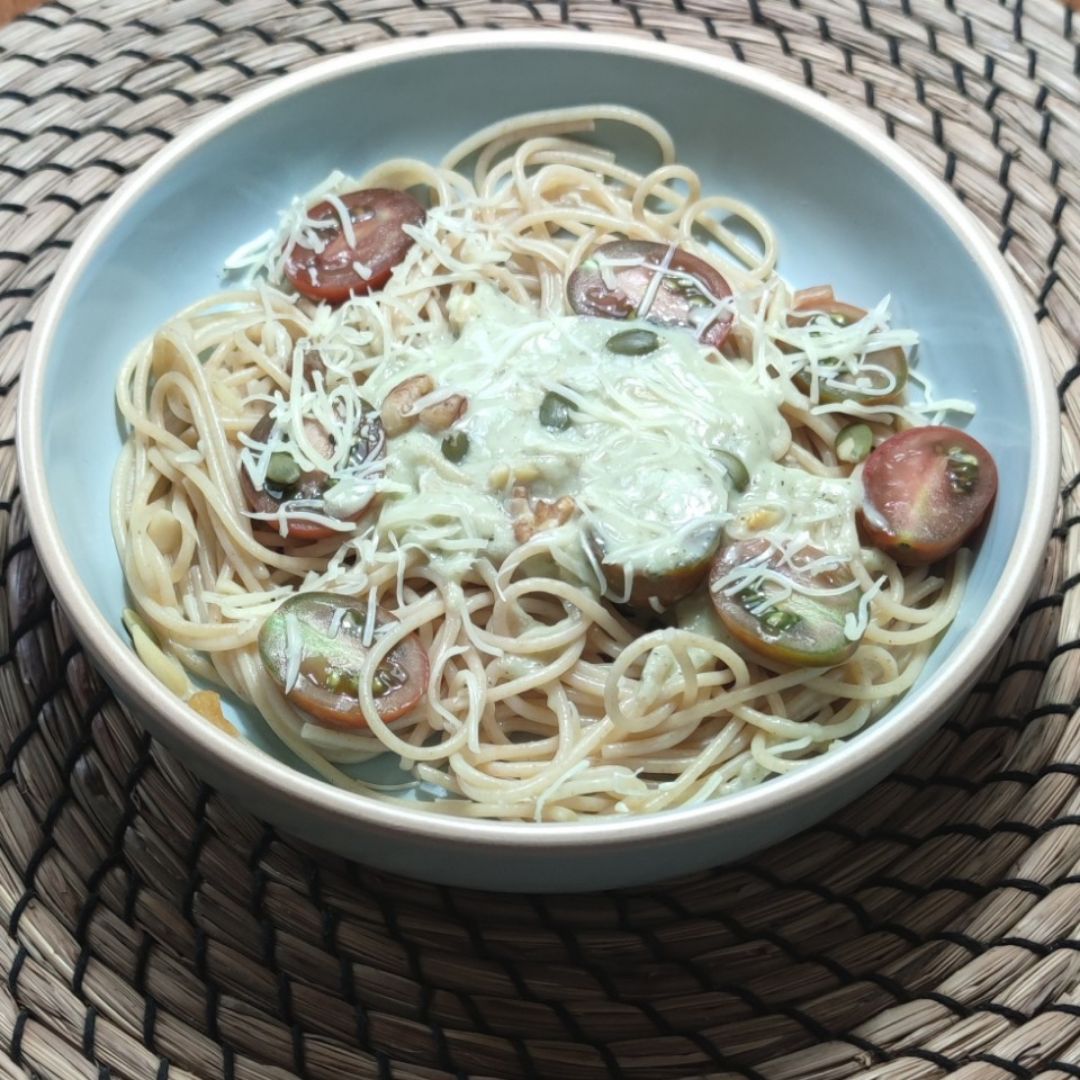 Ensalada de pasta integral al pesto de aguacate 🥑