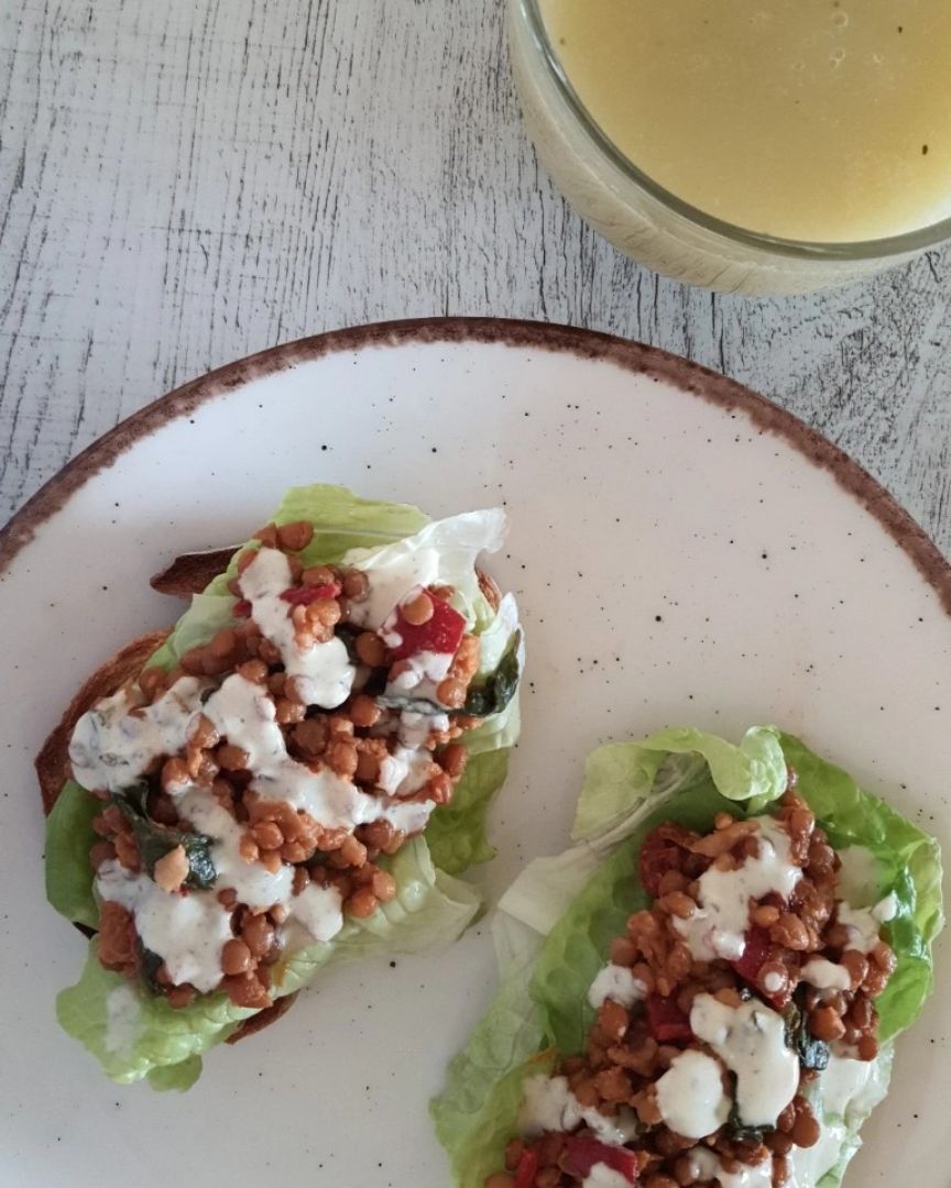 Tostadas con lechuga, sofrito de lentejas y salsa de yogurt especiada Tostadas con lechuga, sofrito de lentejas y salsa de yogurt especiada