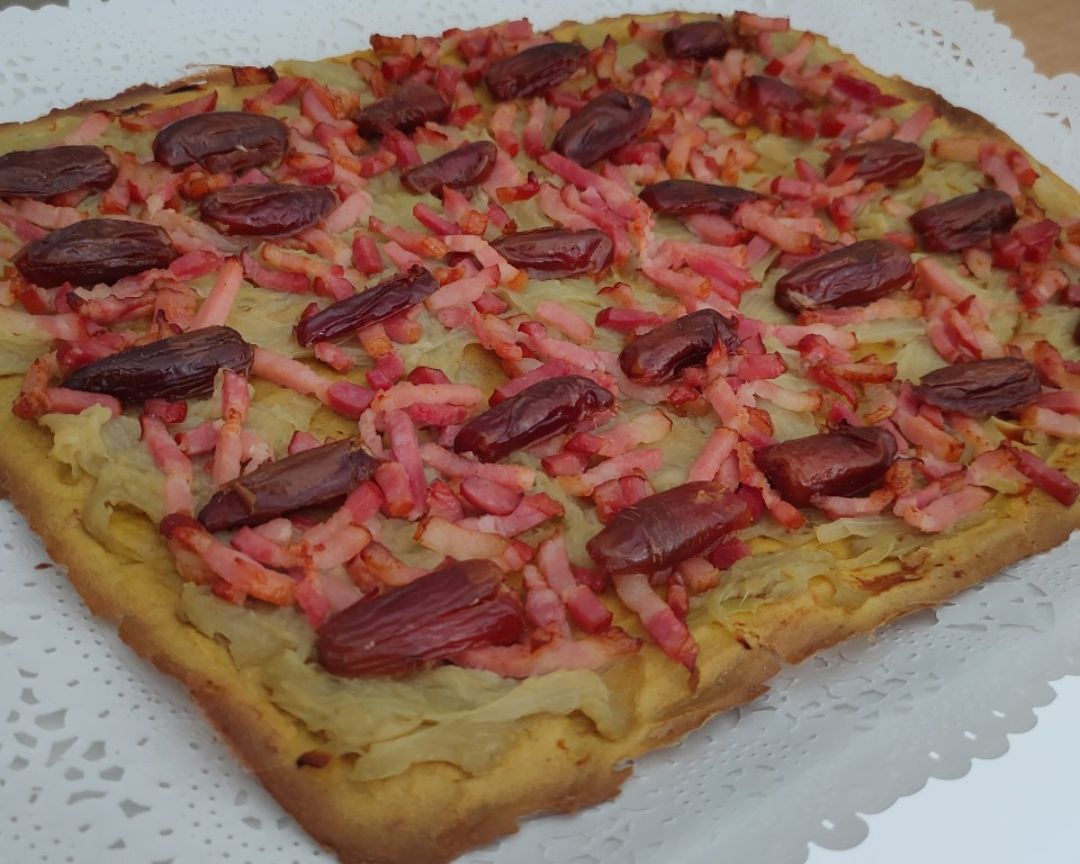 Coca de cebolla, dátiles y bacon Coca de cebolla, dátiles y bacon