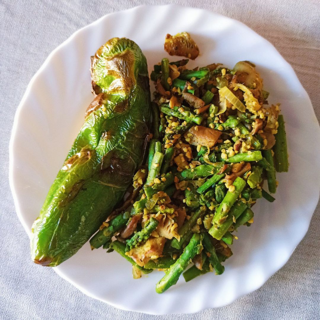 Espárragos con setas y pimiento asado Espárragos con setas y pimiento asado