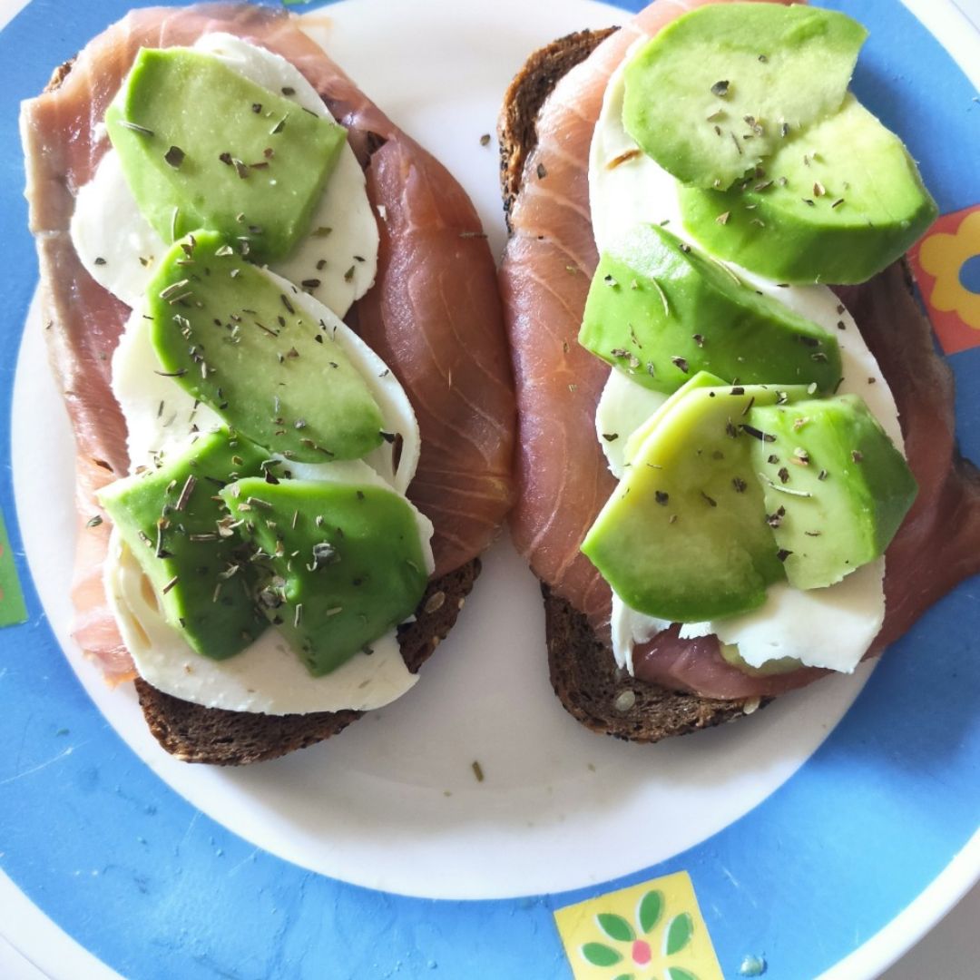 Pan integral con salmón, aguacate y mozarella