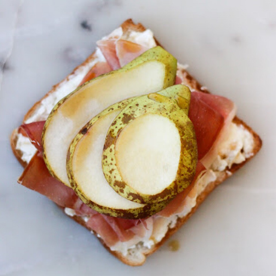 Tostada de pera, queso y jamón