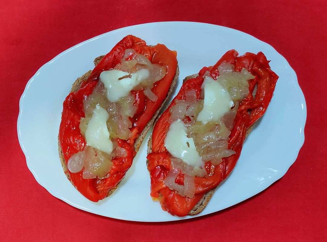 Tostada de pimiento, cebolla y queso de cabra