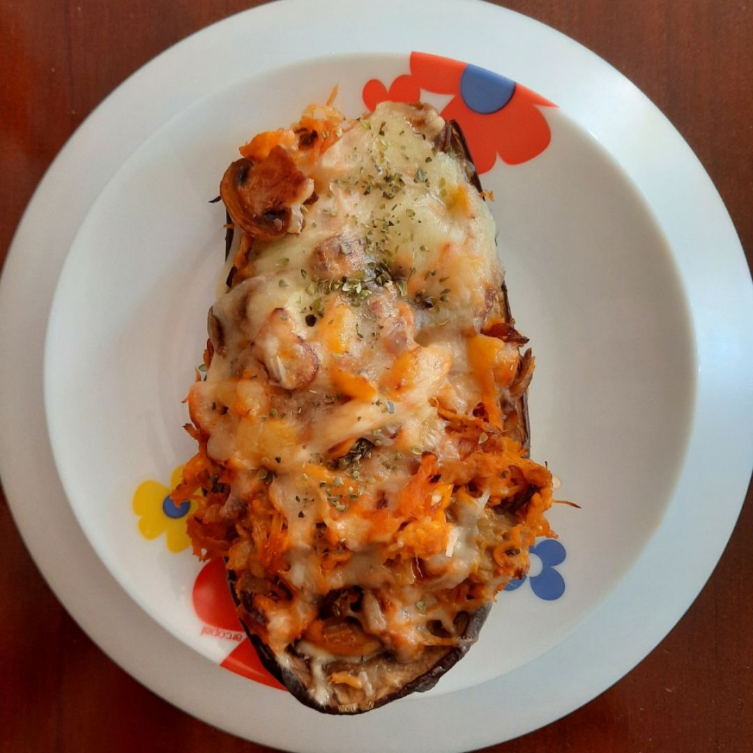 Berenjena rellena de pollo y verduras Berenjena rellena de pollo y verduras