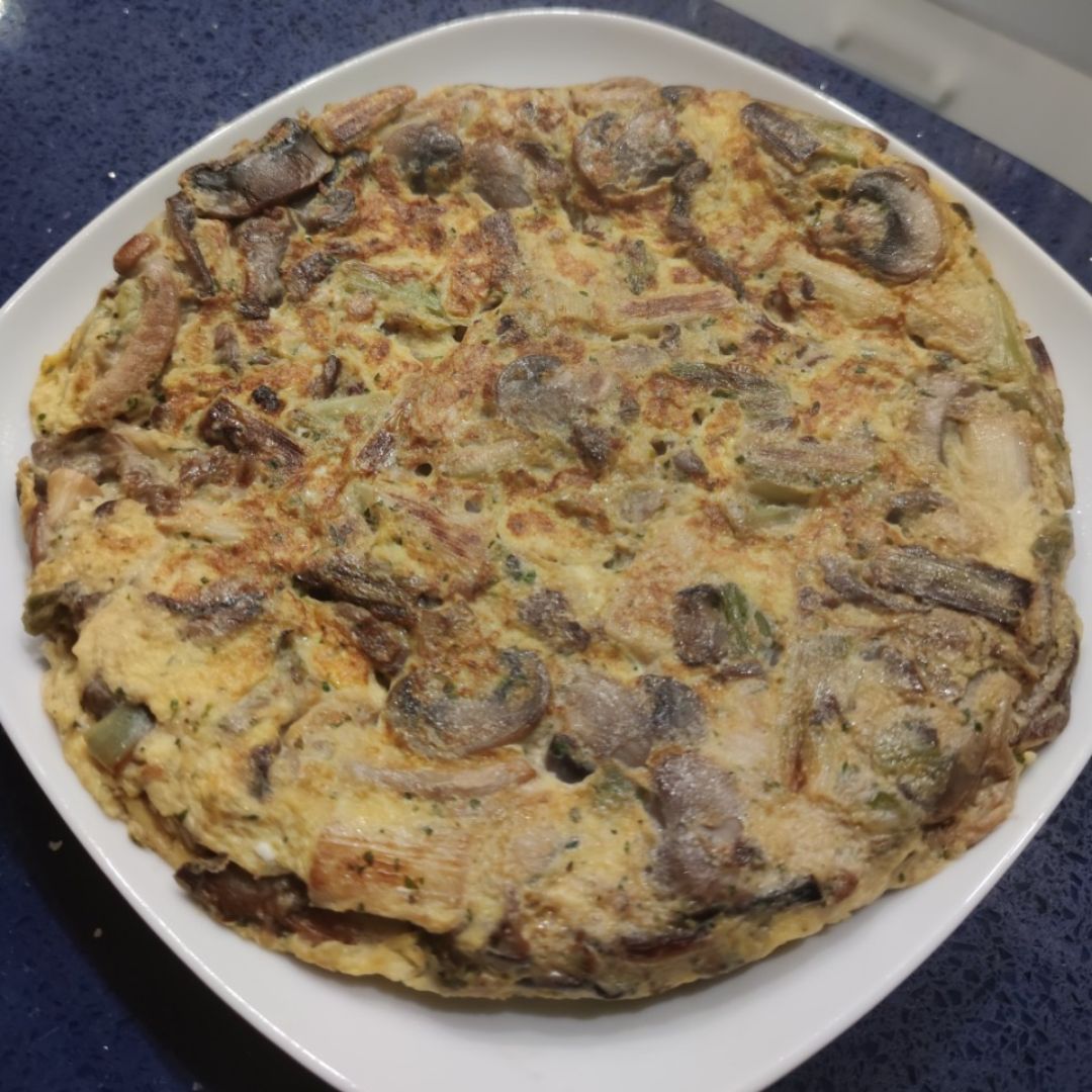 Tortilla de ajos tiernos y mezcla de setas Tortilla de ajos tiernos y mezcla de setas