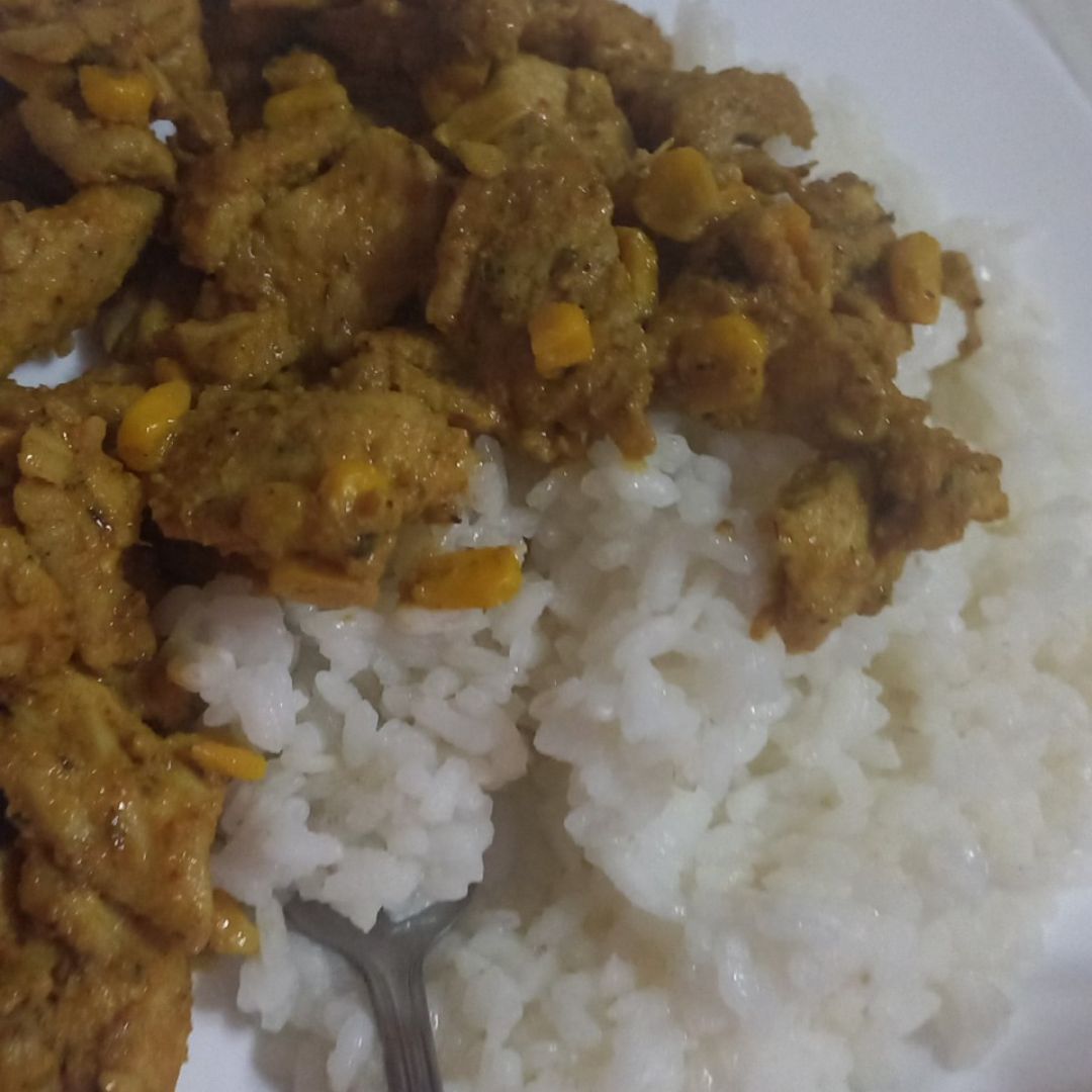 Pollo con curry y arroz Pollo con curry y arroz