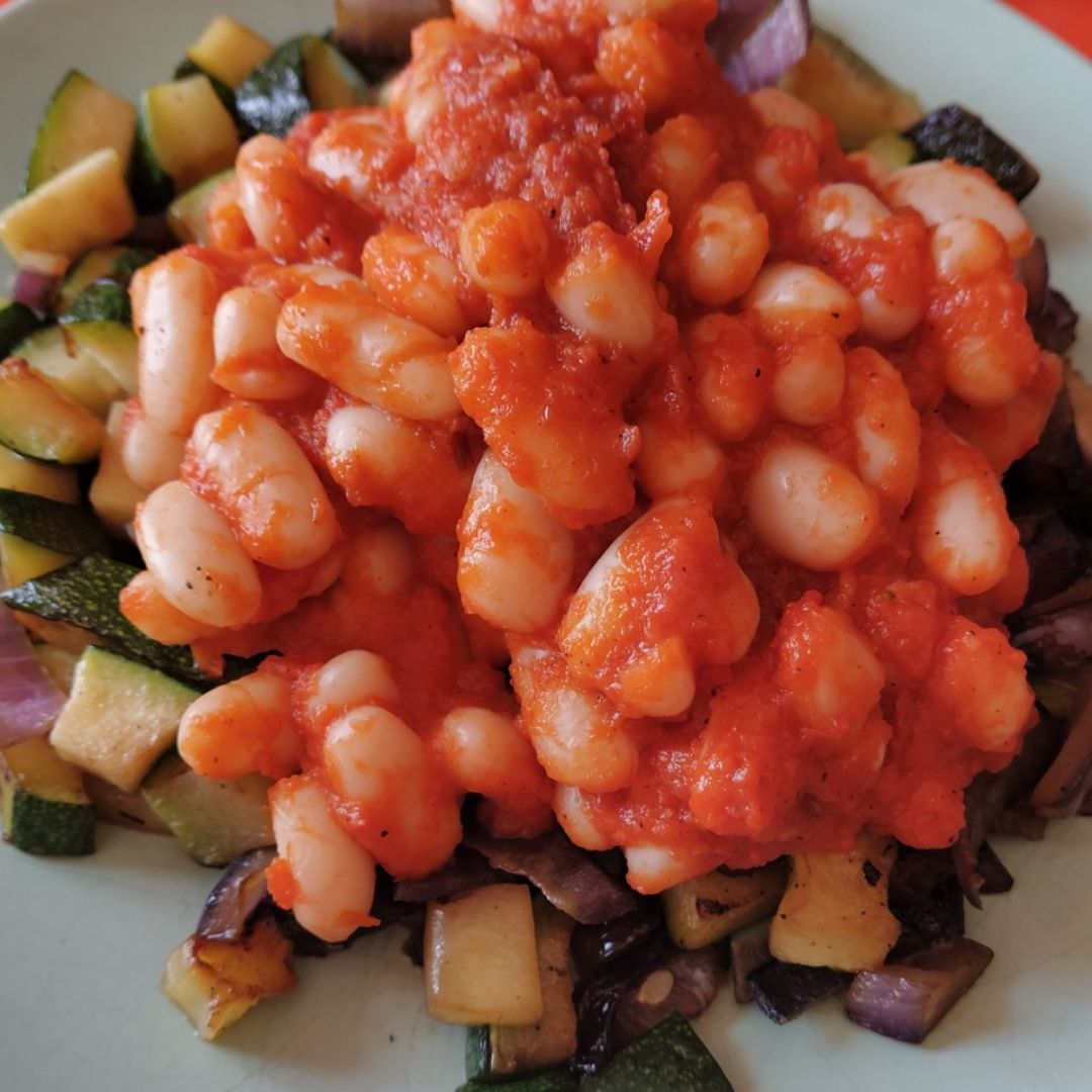 Alubias cocidas con cama de verduras y tomate Alubias cocidas con cama de verduras y tomate