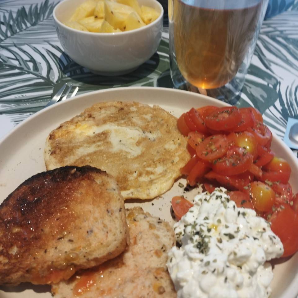 Huevo revuelto, queso cottage, tomate y tostada