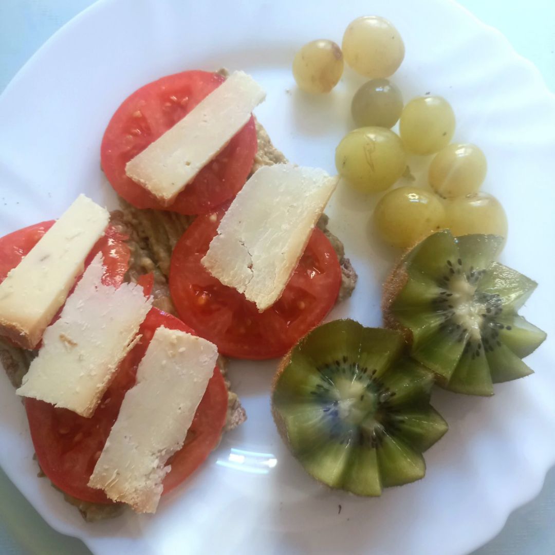 Tostadas con pan wasa, aguacate, tomate y queso Tostadas con pan wasa, aguacate, tomate y queso