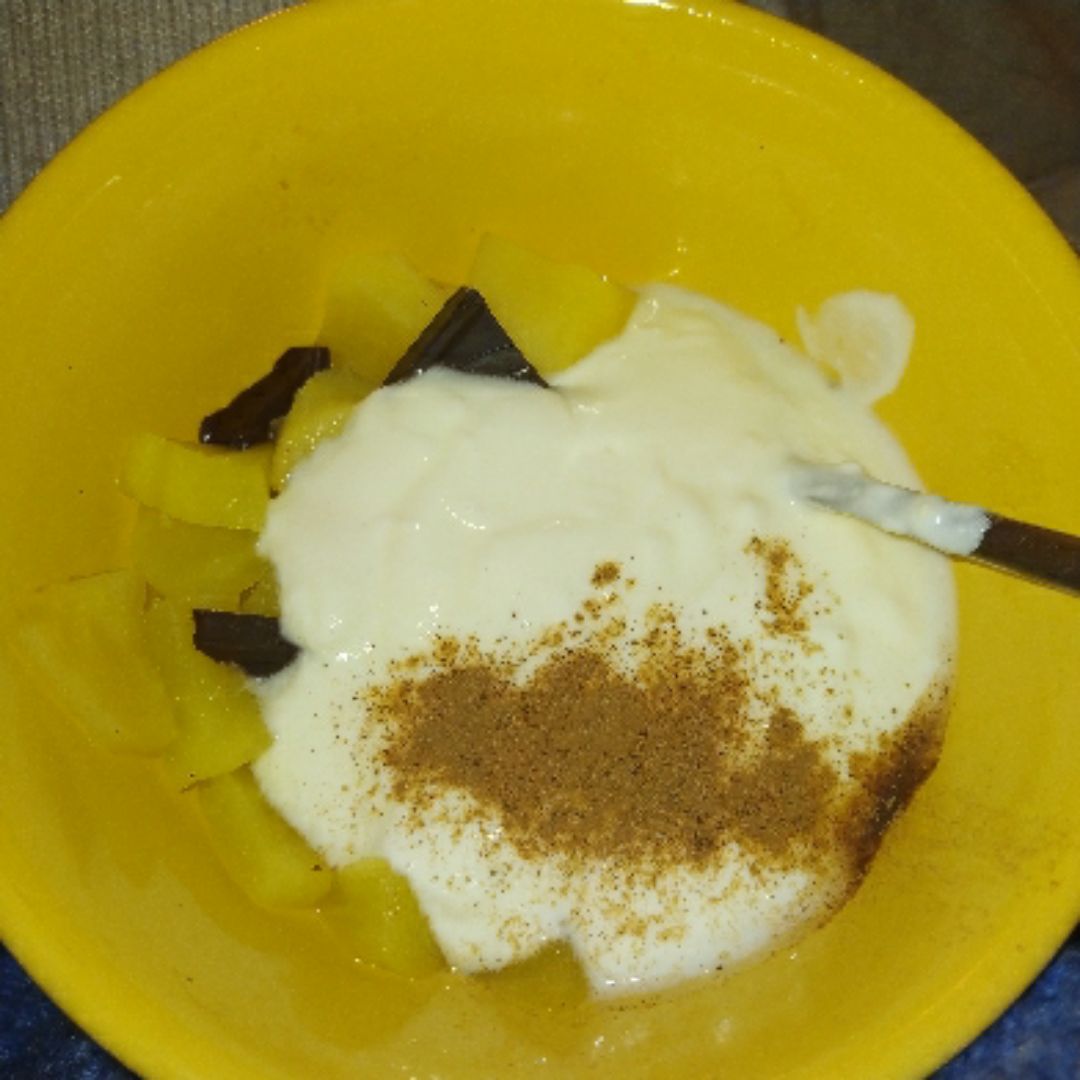 🥣 Yogur natural con manzana asada, canela y chocolate 85%