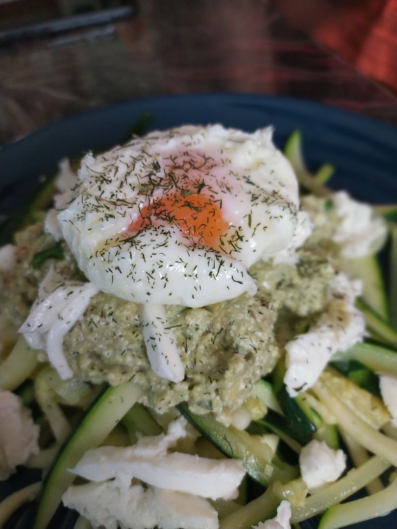 Espirales de calabacín con salsa de aguacate y huevo poché Espirales de calabacín con salsa de aguacate y huevo poché