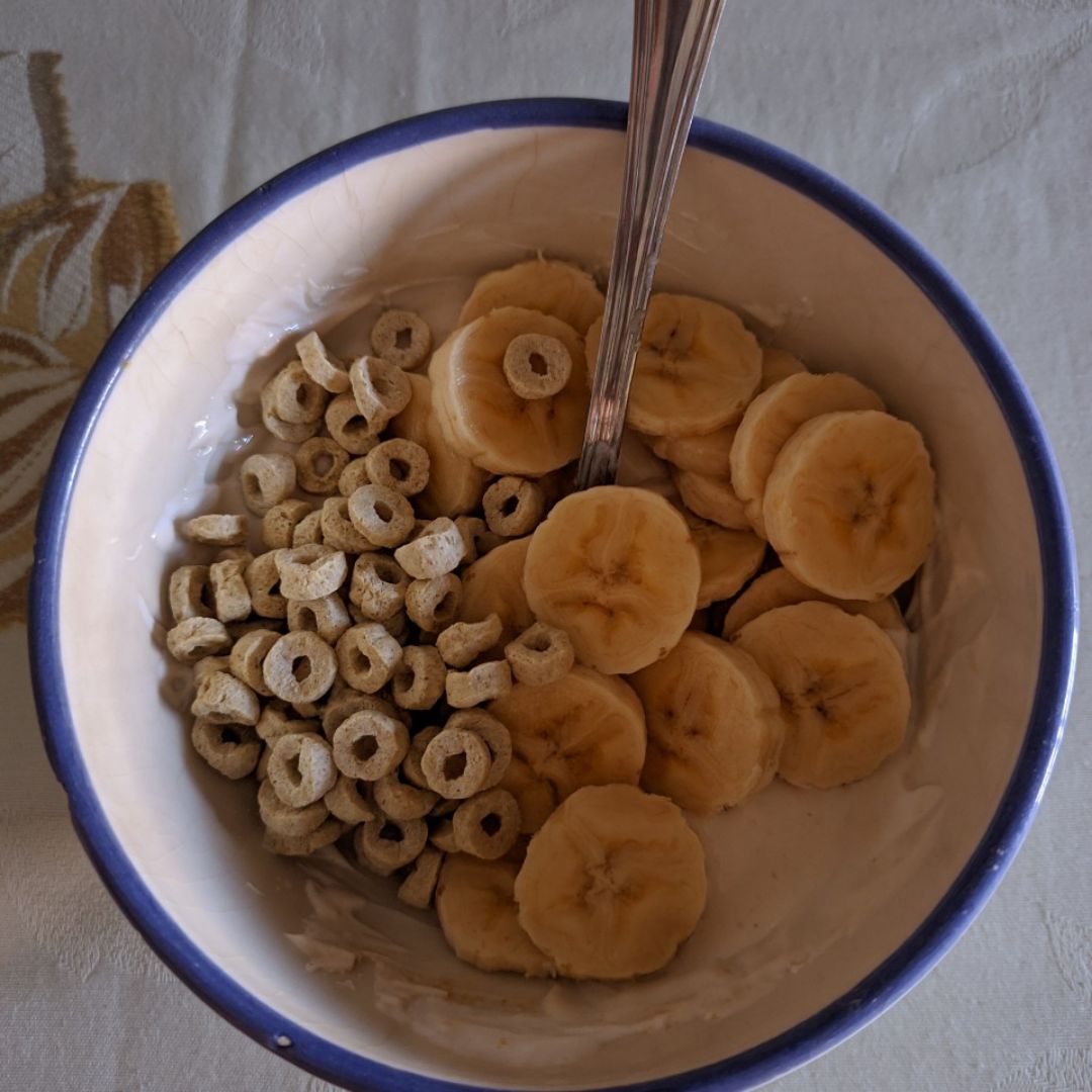 Yogur con platano y cereales 