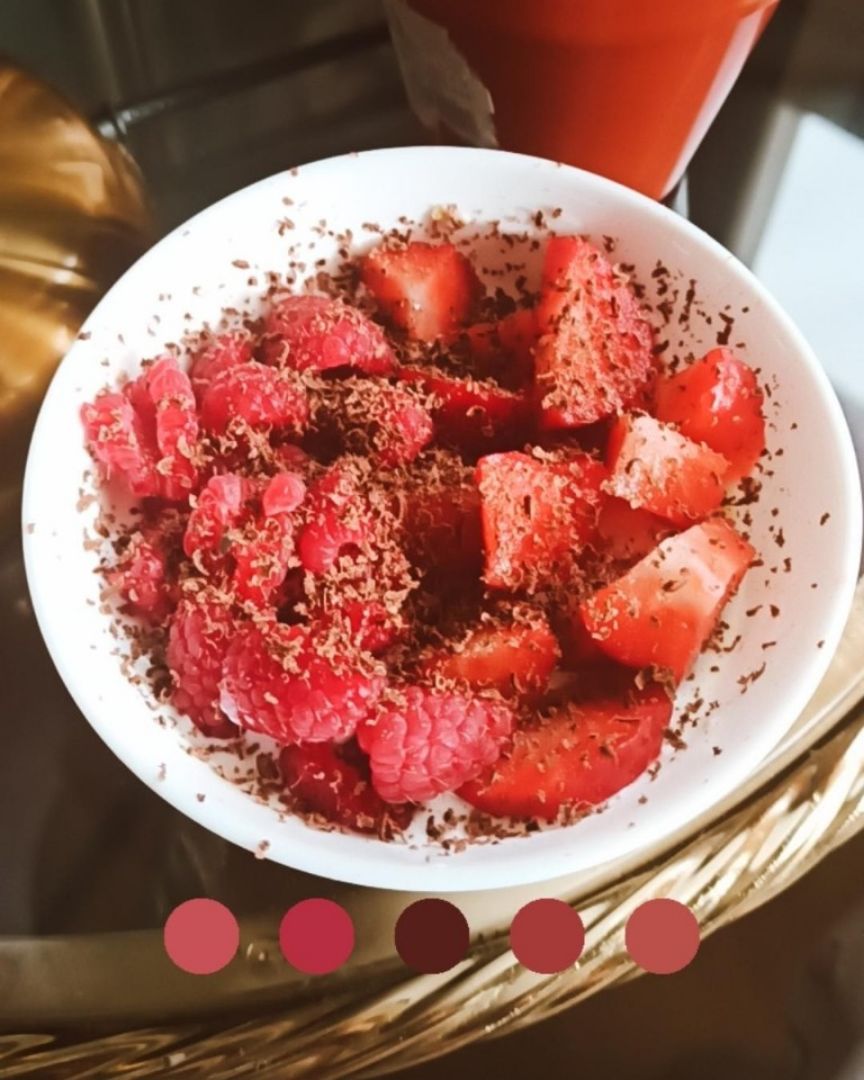 Kéfir con avena, fresas, frambuesas y chocolate 85%