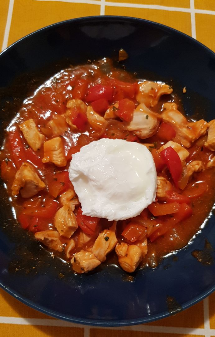 Pisto de pollo con huevo poche Pisto de pollo con huevo poche