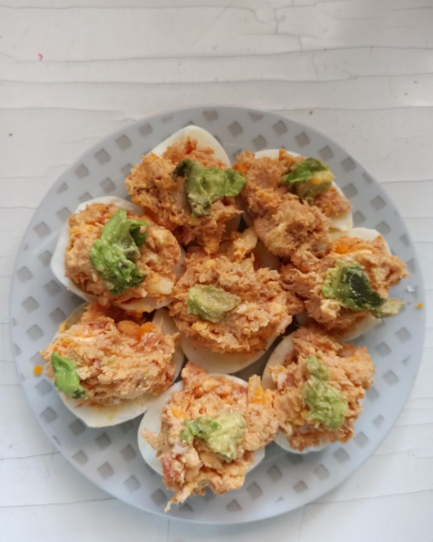 Huevos rellenos de atún Huevos rellenos de atún
