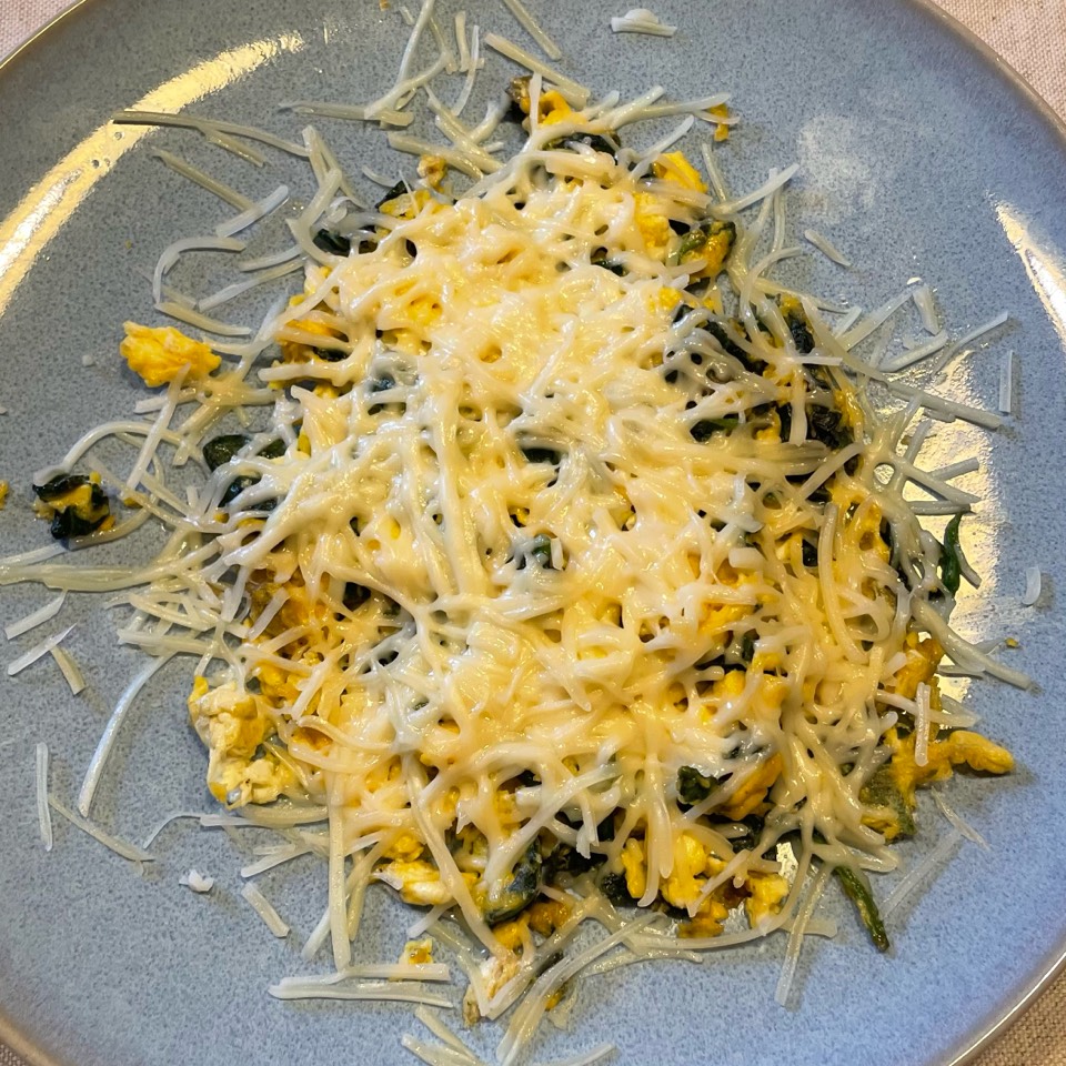 Huevos revueltos con espinacas y queso Huevos revueltos con espinacas y queso